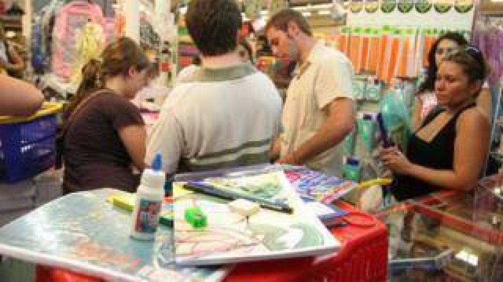 Por el alto costo de la canasta escolar las familias optan por las compras comunitarias