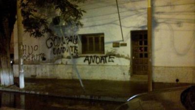 Durante la marcha hubo escrache en la fiscal�a de Santa Mar�a