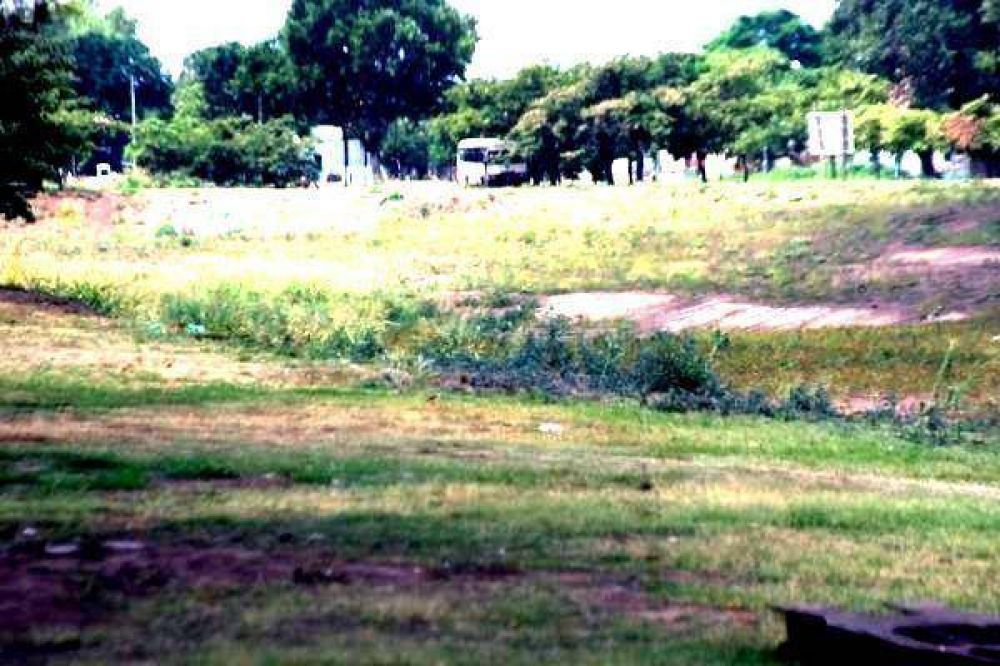 Brutal golpiza a un vecino que caminaba por calle Pellegrini