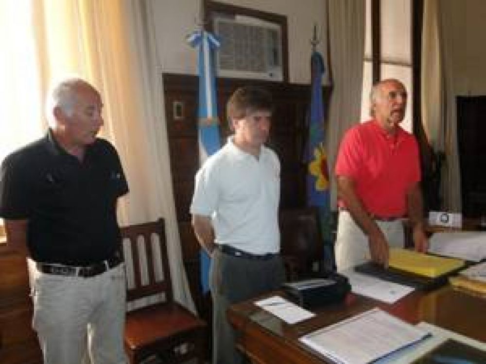 Entregaron terrenos a 18 familias nicole�as: acto en el despacho