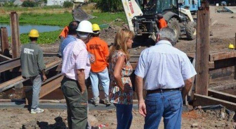 Con la construcci�n del puente vehicular, avanza la parte final de la obra