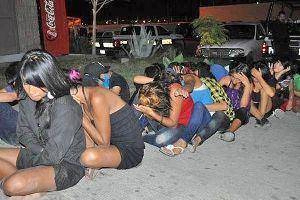 Desalojan cien menores de una fiesta clandestina con alcohol