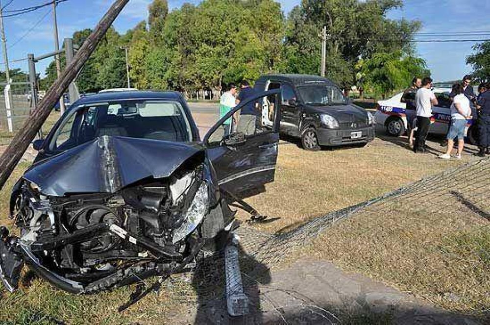 Fuerte accidente sin heridos provoc� da�os materiales en la Sociedad Rural