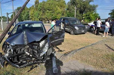 Fuerte accidente sin heridos provoc� da�os materiales en la Sociedad Rural