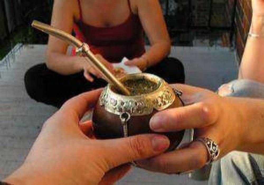 Proponen un mate por un vaso de alcohol en los boliches santiague�os