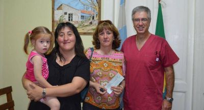 Armend�riz entreg� subsidio a la Escuela 21 y JIRIMM 6 de Saladillo