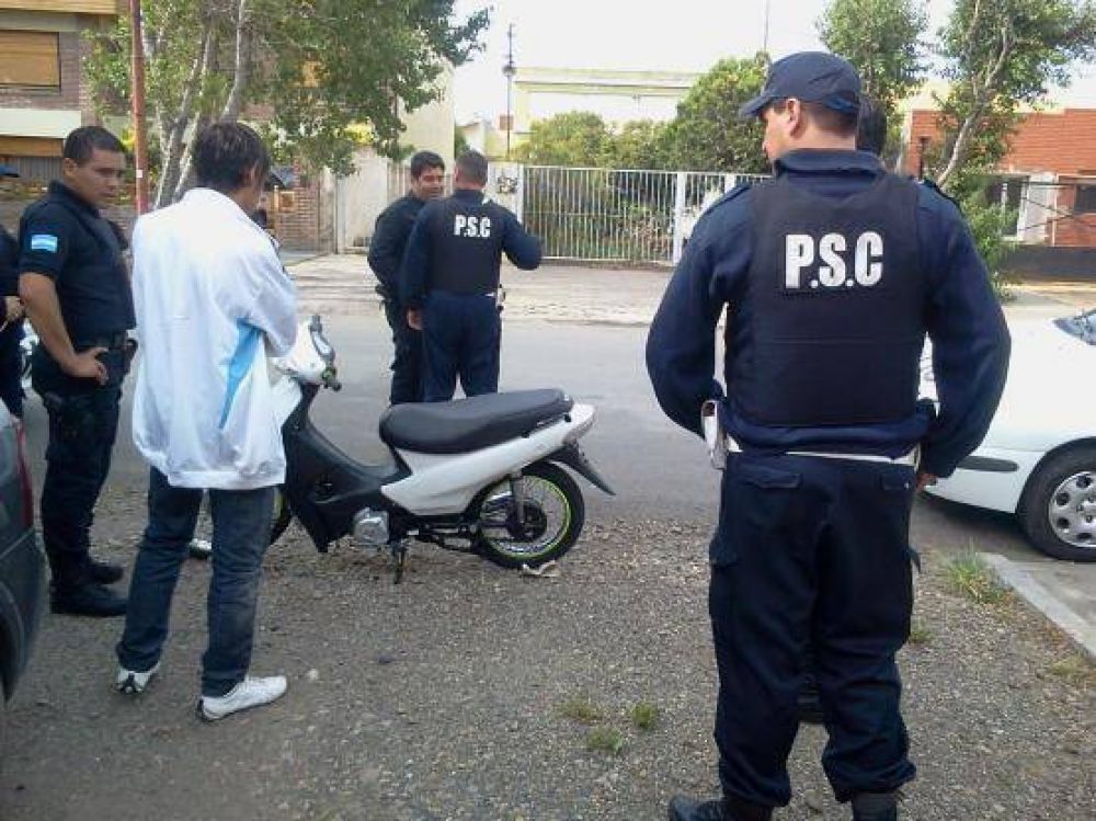 Seis menores en motocicleta se dieron a la fuga y dos terminaron chocando