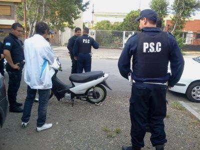 Seis menores en motocicleta se dieron a la fuga y dos terminaron chocando