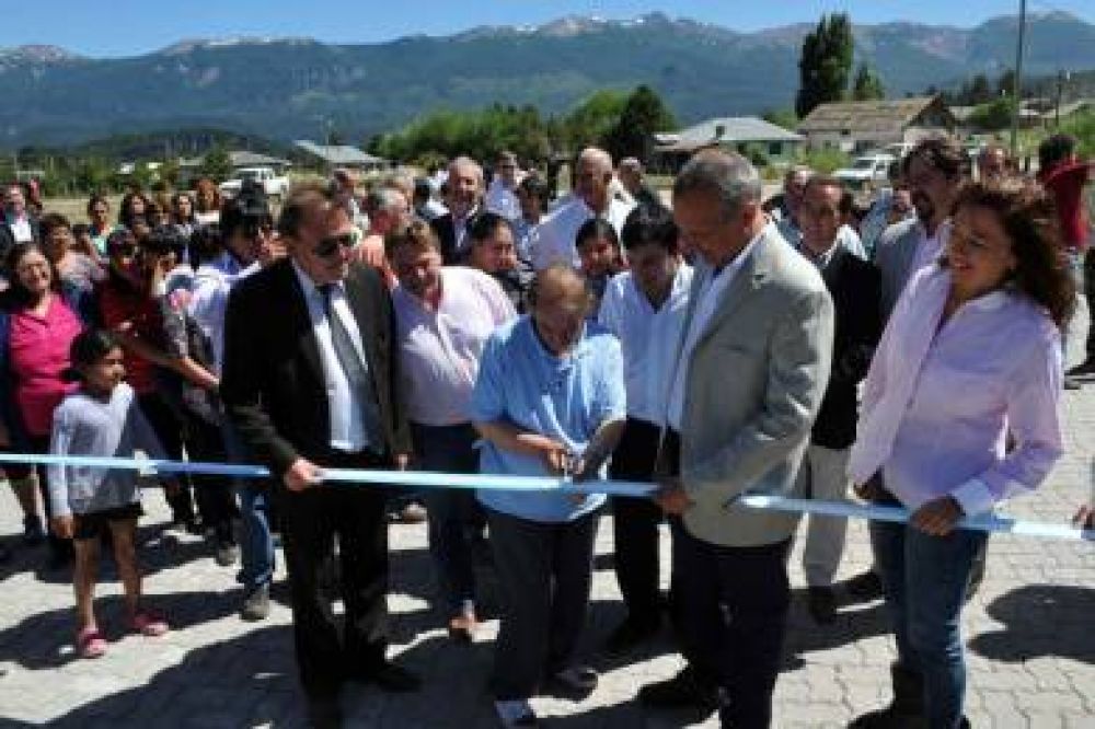 Buzzi inaugur� adoquinado y entreg� t�tulos en el aniversario de Carrenleuf�