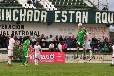 Torneo Argentino B: Alvear Football gole� y sigue arriba