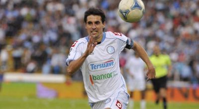 Todos miran a los jugadores de Belgrano