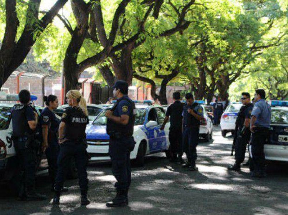 Revisan videos en busca del agresor que dispar� contra el polic�a en Newell's
