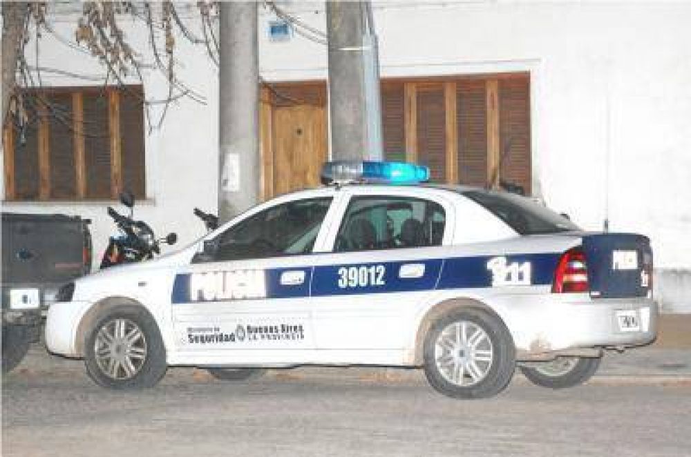 Ataron y golpearon a la mujer de un polic�a para robarle
