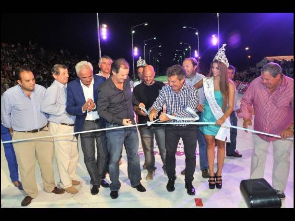 Urribarri particip� de la noche inaugural del carnaval en Concordia