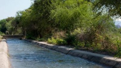 Construir�n canal de riego sobre un margen del r�o del Valle