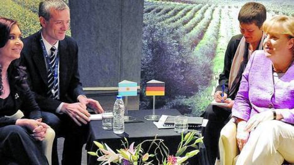Cristina pidi� a Merkel un acuerdo en el que �ganemos ambos� bloques