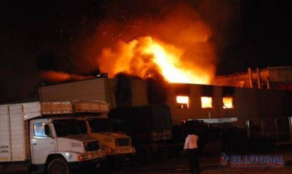 Dantesco incendio destruy� el dep�sito de mercader�as de un supermercado
