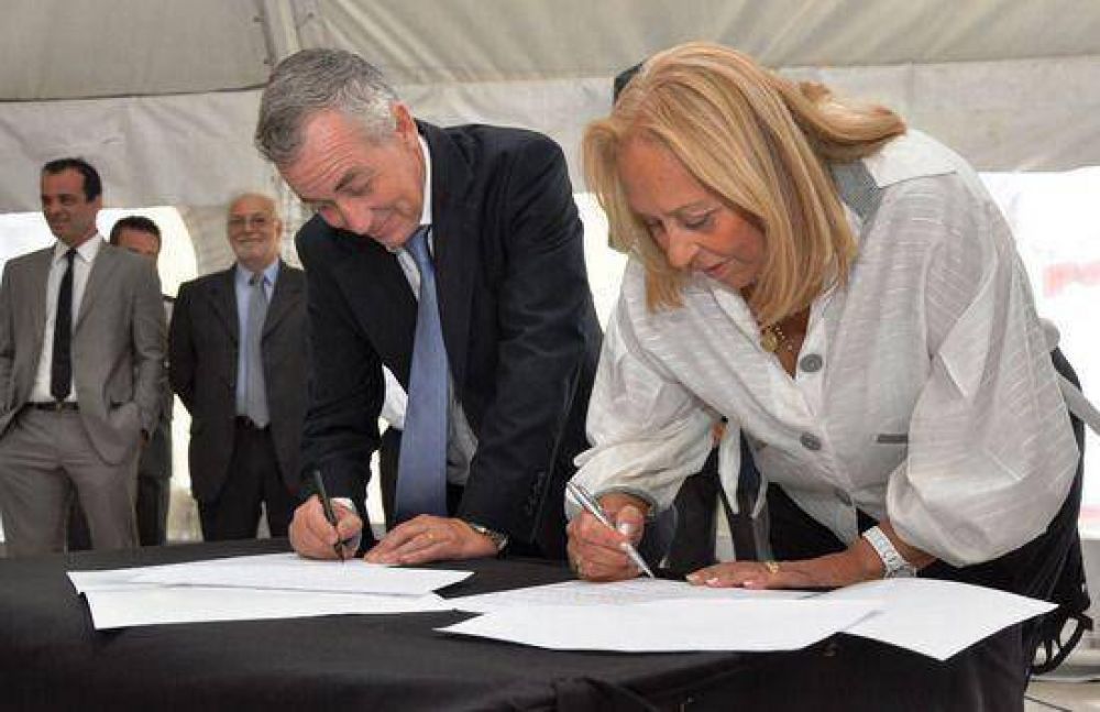 El Municipio y el ENOHSA firmaron el Acta de Transferencia de la flamante Planta Depuradora