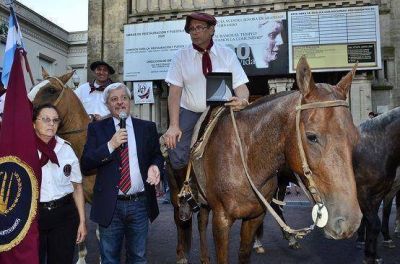Andreotti agasaj� a sanmartinianos que marcharon por San Fernando