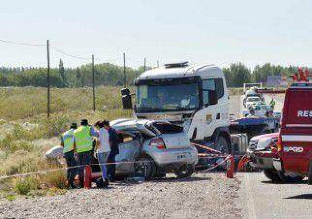 Murieron tras chocar con dos camiones 