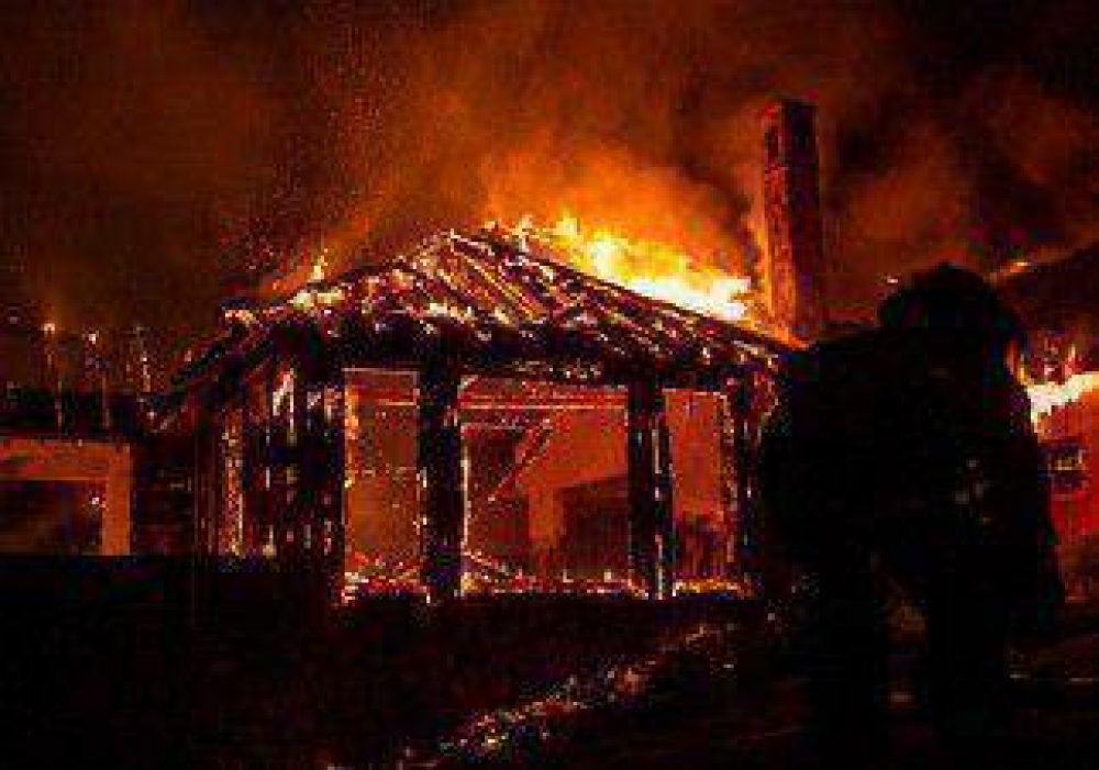 Incendio destruy� el Club House de Golf 
