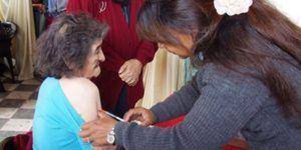 Las casas solidarias asisten a diario a unos ochocientos adultos mayores
