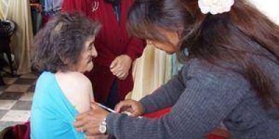 Las casas solidarias asisten a diario a unos ochocientos adultos mayores