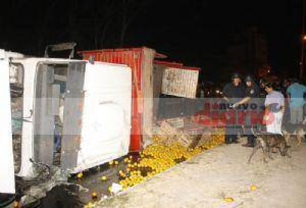 Volc� un cami�n con verduras en el barrio Tarapaya y le saquearon toda la mercader�a