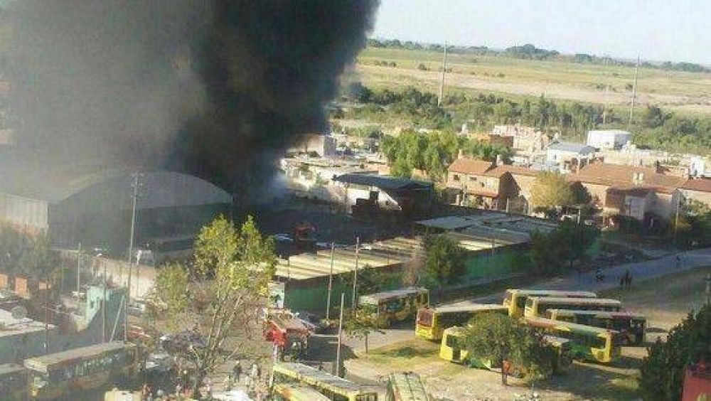 Wilde: se incendiaron 13 colectivos en una terminal