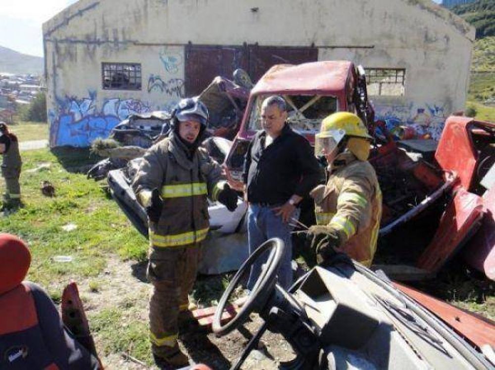 Ushuaia: Bomberos del Cuartel 2 de Abril colaboraron con la limpieza de chatarra
