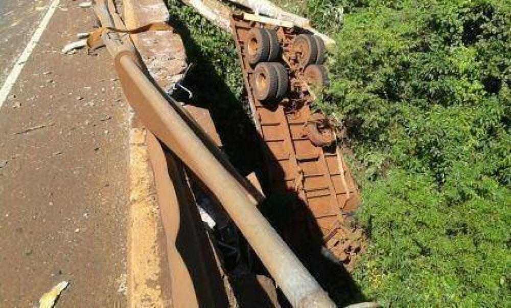 Camin se despist sobre el puente banana en el arroyo Piray Guaz  