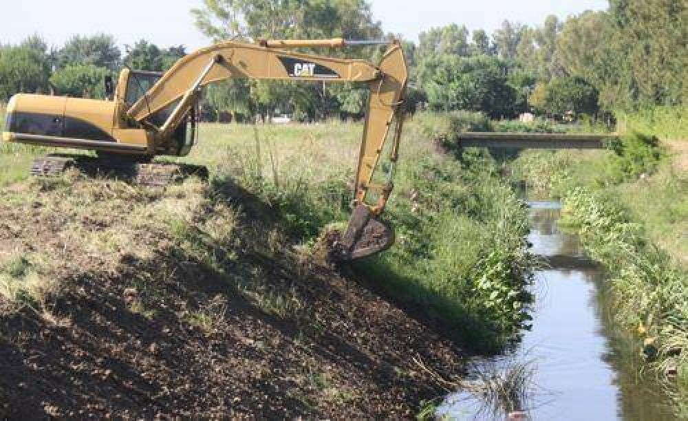 Comenzaron obras de dragado y limpieza en el arroyo Gar�n