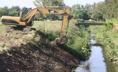 Comenzaron obras de dragado y limpieza en el arroyo Gar�n
