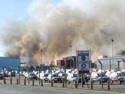 Incendio en el Parque Industrial de Z�rate: Bomberos controlaron el fuego