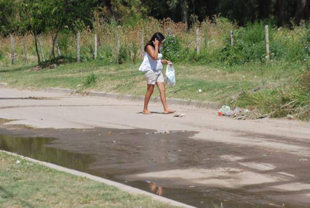 Cansados de no ser escuchados cortaron la calle por aguas servidas