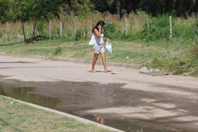 Cansados de no ser escuchados cortaron la calle por aguas servidas