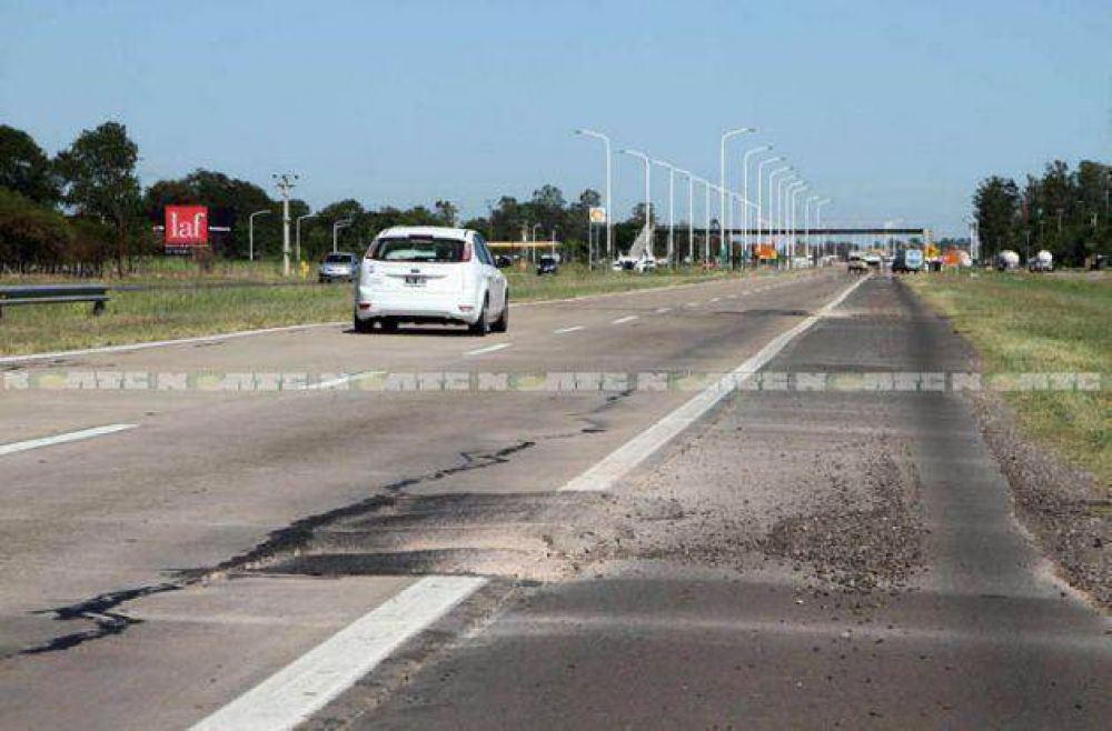 La autov�a Nicol�s Avellaneda con grandes deterioros