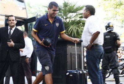 En la llegada de Boca al hotel, la ovaci�n se la llevaron Bianchi y Viatri