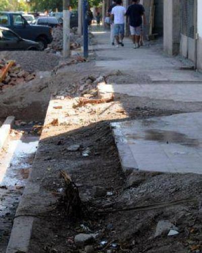 Vecinos cuestionan la erradicaci�n de �rboles frente al club Godoy Cruz