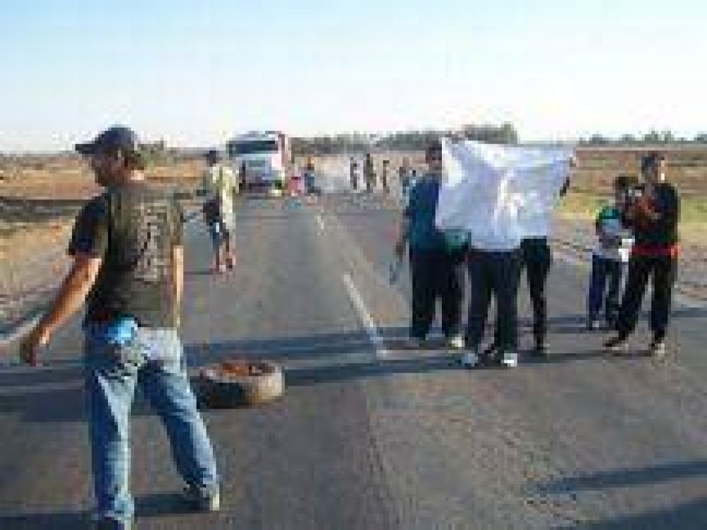 Un corte de ruta aisl� a Salvador Mazza