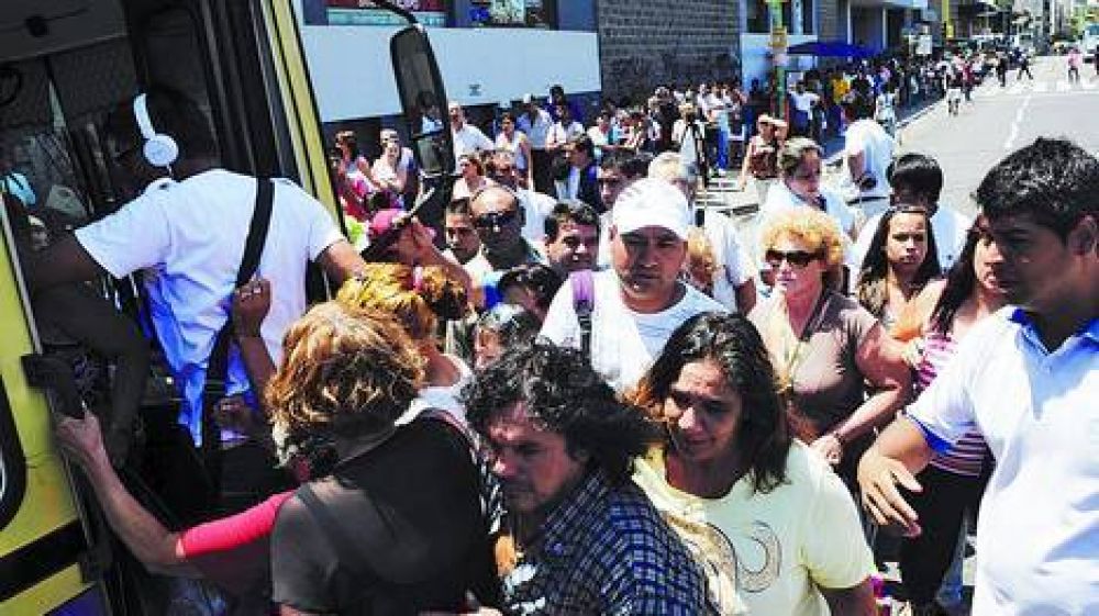 Sin aviso, el Sarmiento tuvo un �servicio corto� y colaps� la zona de Once