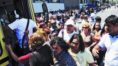 Sin aviso, el Sarmiento tuvo un �servicio corto� y colaps� la zona de Once
