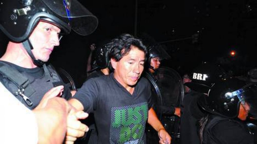 Peleas y detenidos por una protesta en Parque Centenario