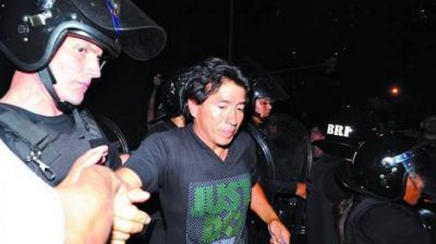 Peleas y detenidos por una protesta en Parque Centenario
