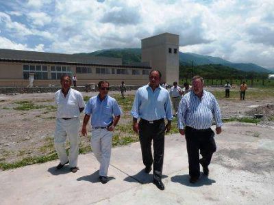 Ultiman detalles en la escuela t�cnica de Campo Quijano