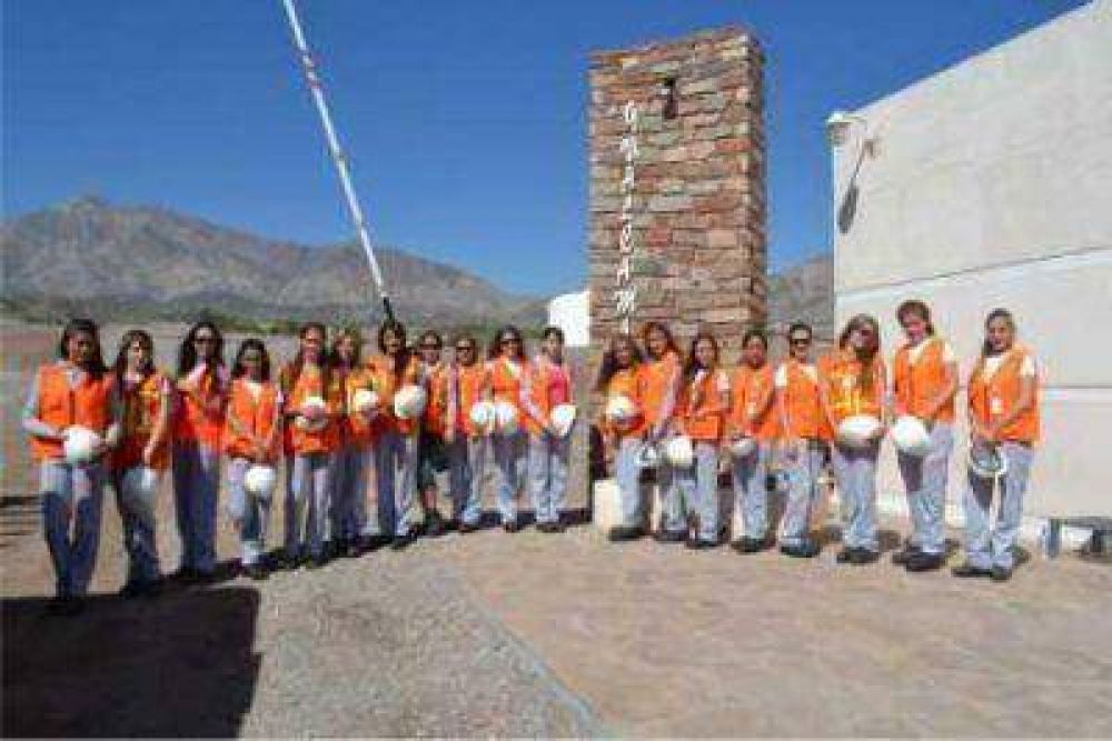 Las candidatas a Reina de la Fiesta Nacional del Sol visitaron Gualcamayo 
