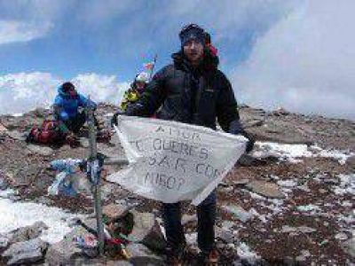 Un bahiense le pidi� casamiento a su novia desde la cumbre del Aconcagua
