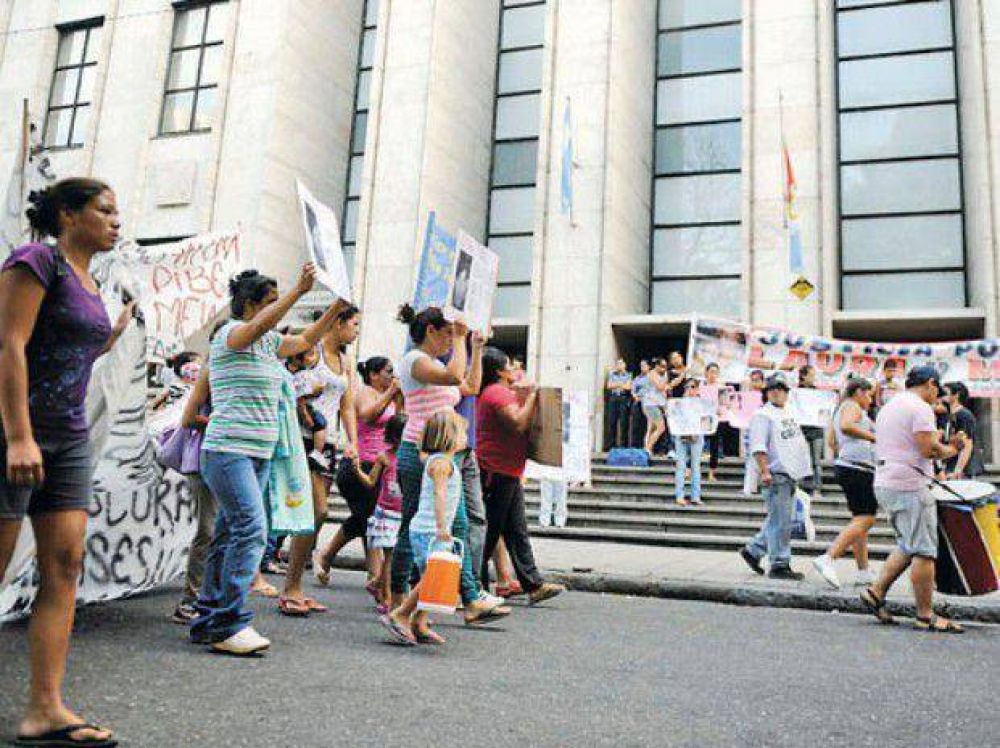 Pancartas en Tribunales para pedir justicia por dos cr�menes recientes
