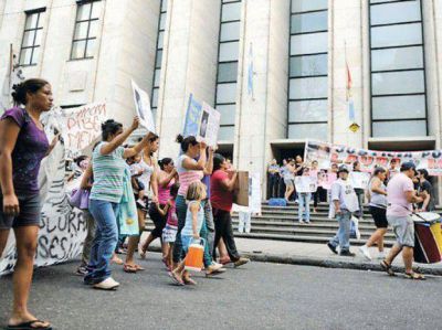 Pancartas en Tribunales para pedir justicia por dos cr�menes recientes
