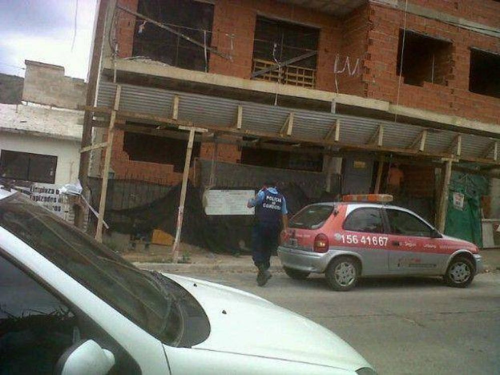Se desprendi� una losa en un edificio y aplast� tres obreros